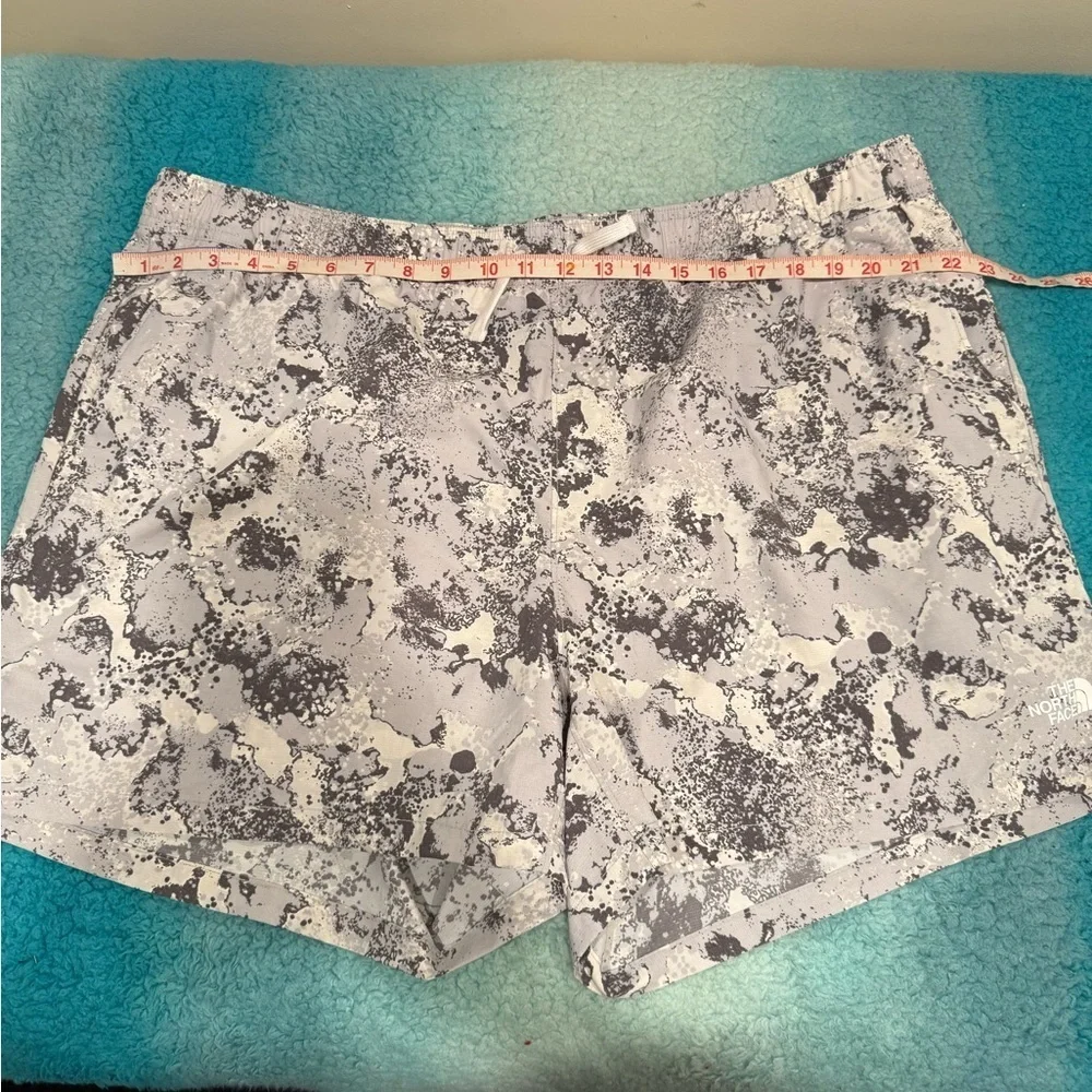 🔥The North Face Gray Patterned Shorts🔥